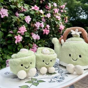 MOVING SALE🌸 NWT SHANGHAI Exclusive Ool & Ong Teacups Jellycat 🍵